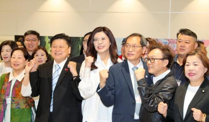 反转来了！前脚民调还把郑丽文按在4%垫底，后脚她转手就把40多国驻台代表请进国民