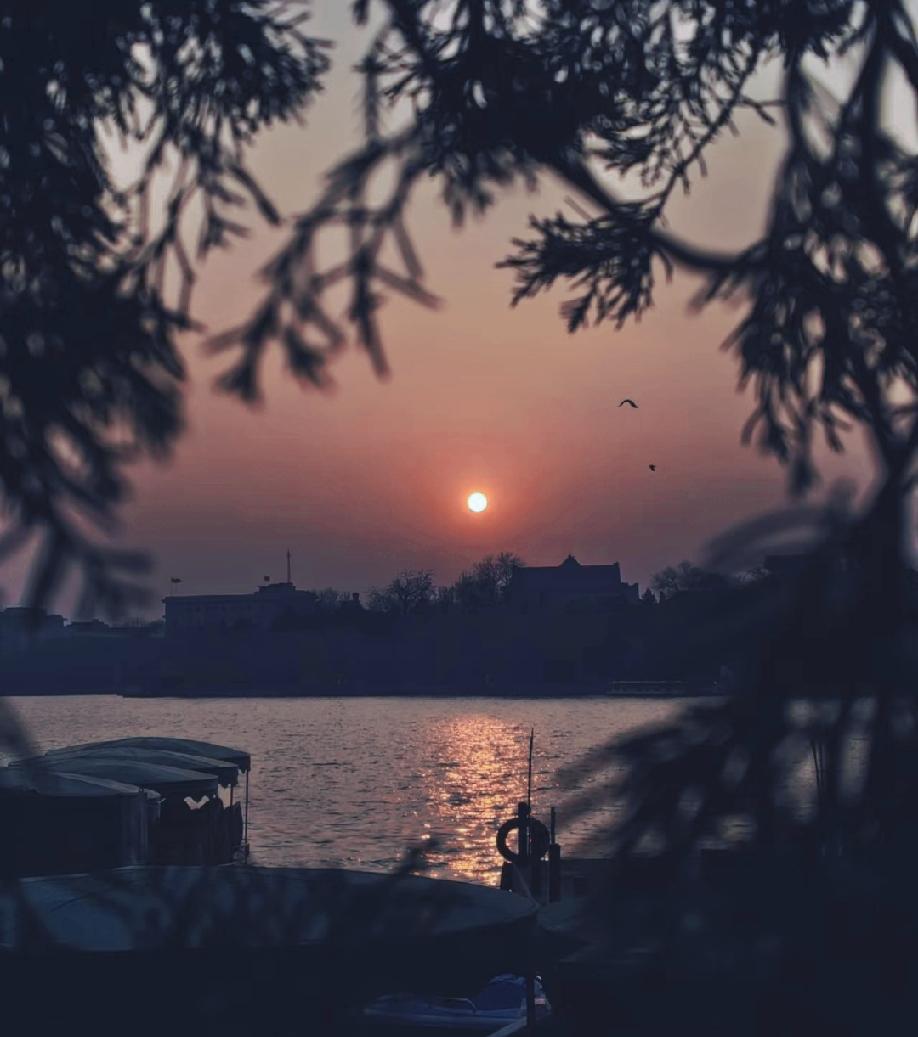 洛克菲勒说：“凡是喜欢稳定的人，都会穷的很稳定。如果你找不到睡觉都能赚钱的方法