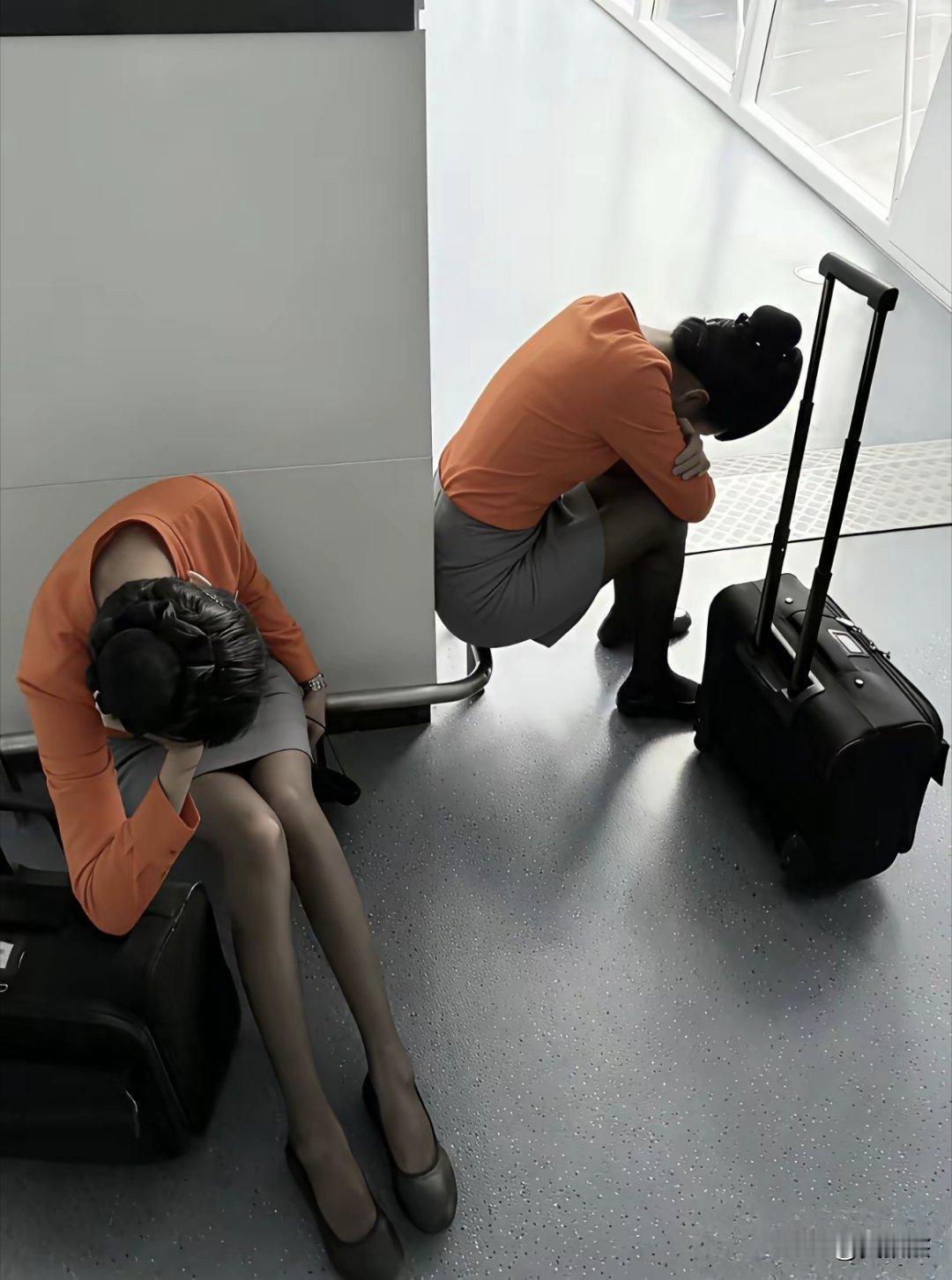 空姐起早贪黑上班，一个月1万多工资，太辛苦了。