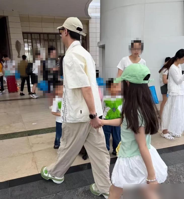 董璇这回玩真的，春节跟着小9岁男友回东北老家，一向光鲜亮丽的她，竟然穿着睡衣就下