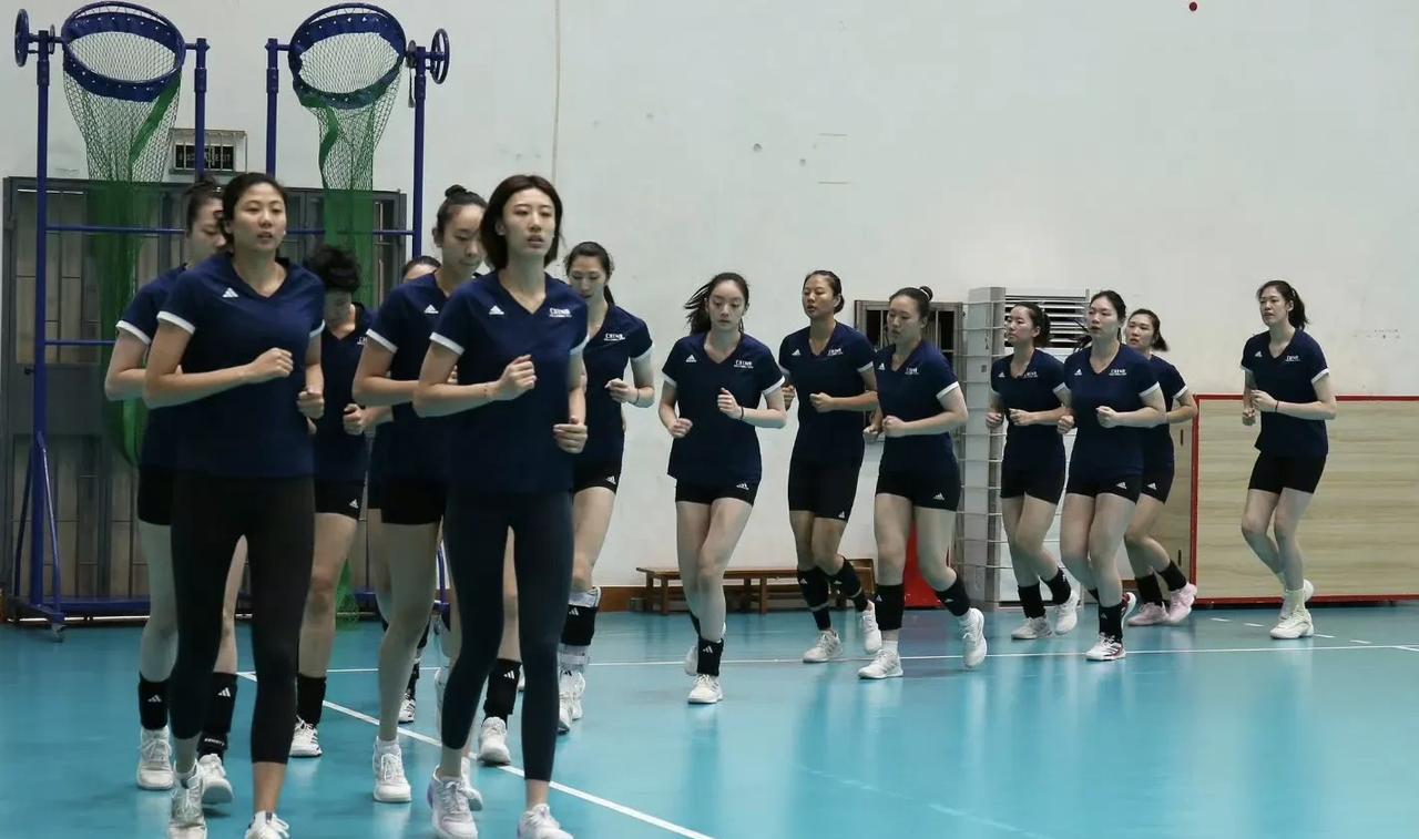 【李盈莹归队，高意补齐副攻线】下图为中国女排近期的训练照片，照片显示李盈莹已经