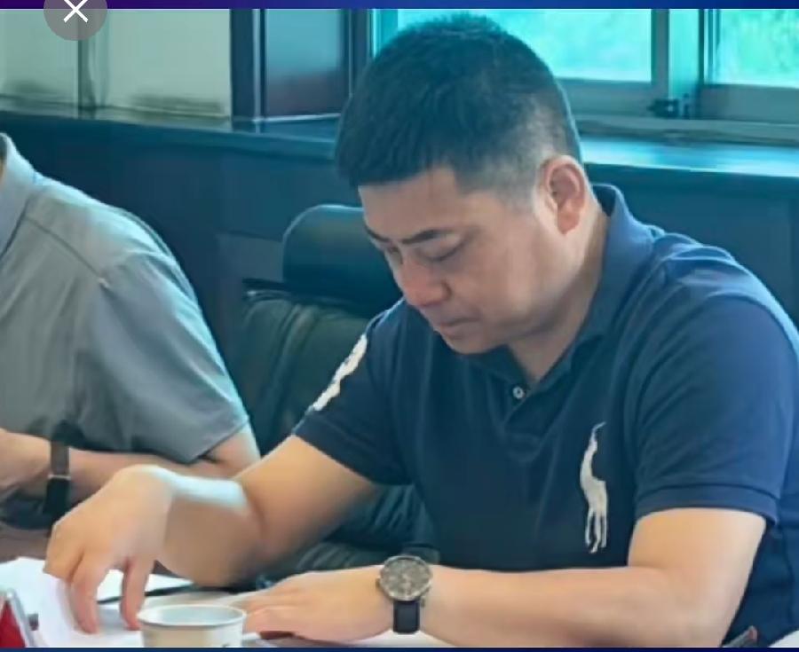 沁源又被查一个，国家监察执法局山西局处长，目测45岁左右，一身名牌，T恤衫马球协