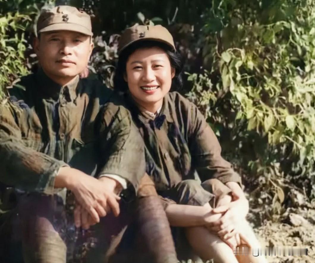 1939年，开国上将张爱萍与夫人李又兰在新四军敌后根据地的一张合影。张爱萍上将表