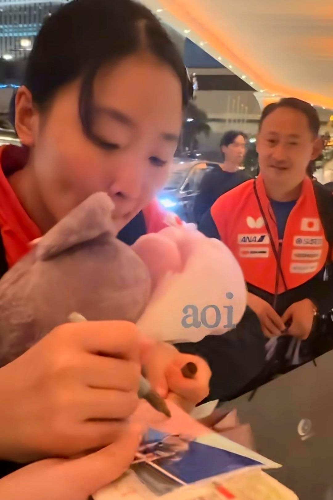 谁能想到，一个日本乒乓球小姑娘在澳门拿下冠军后，竟然被咱们中国球迷团团围住，又是