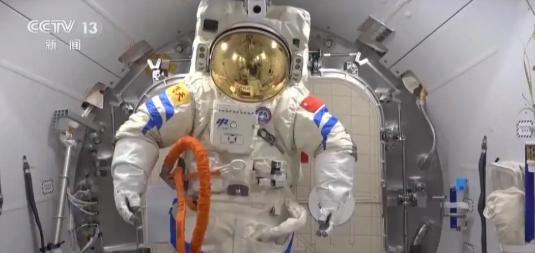 美国估计要急坏了。中国神舟20的着陆，舷窗上有裂痕，美国看不到一点细节！ 