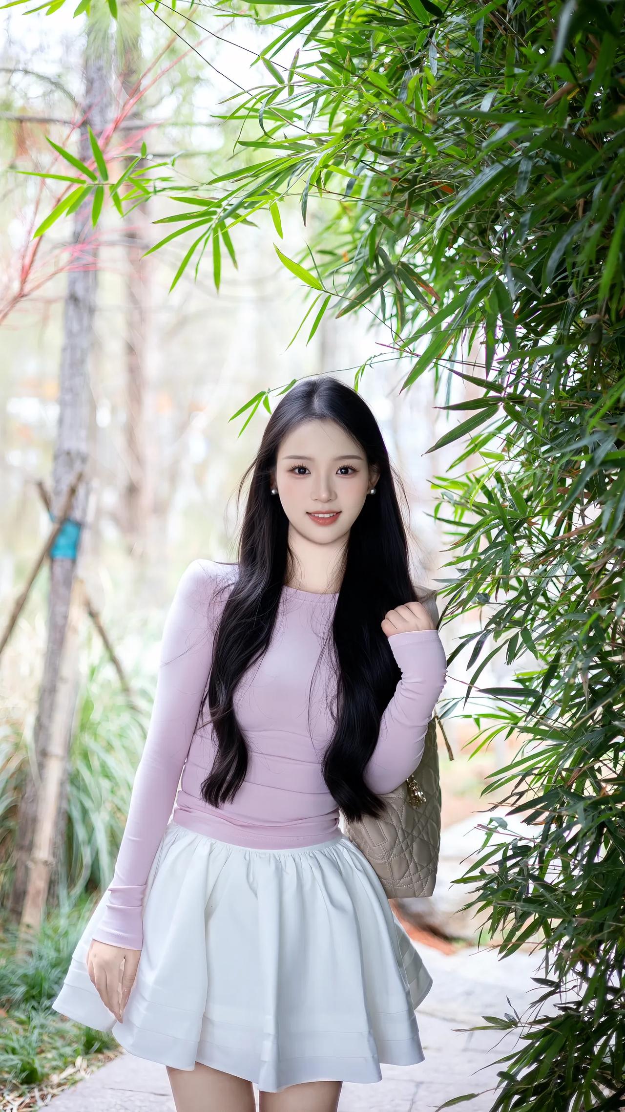 AI痕迹重了点，但不妨碍好看紫色系美女