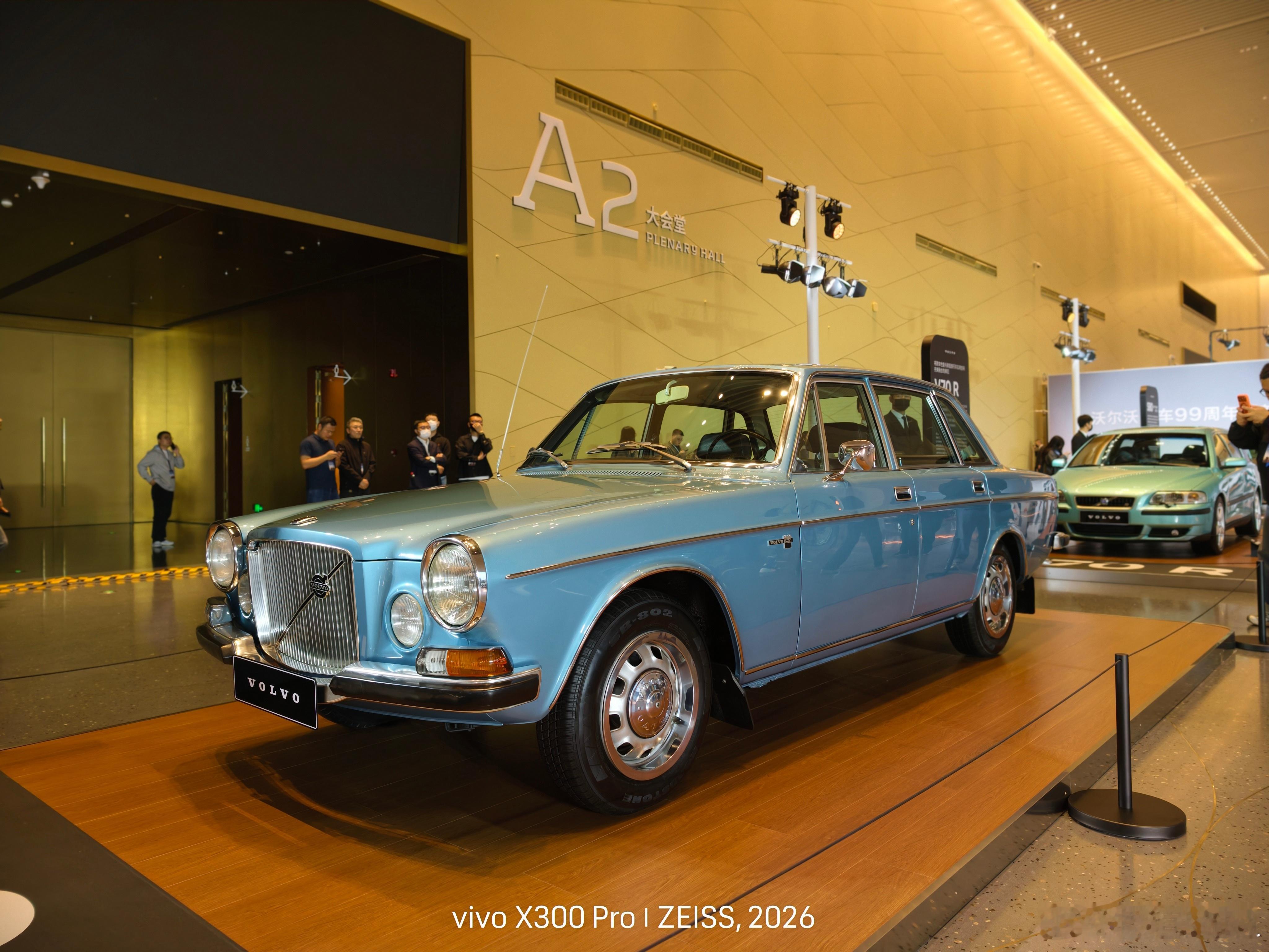 拍到我跟郭晶晶同框了开心！当时是在沃尔沃99周年活动上，入口走廊摆了很多辆沃尔沃