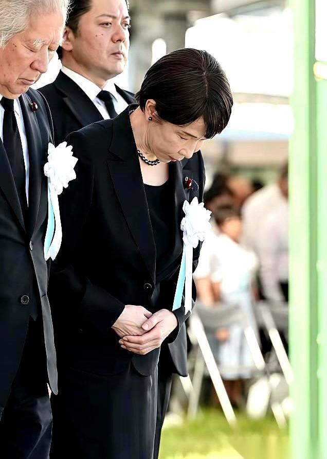 聊聊日本广岛纪念日上，那个拧巴的场面。会场肃穆，白花花的布置，底下坐满了人。日