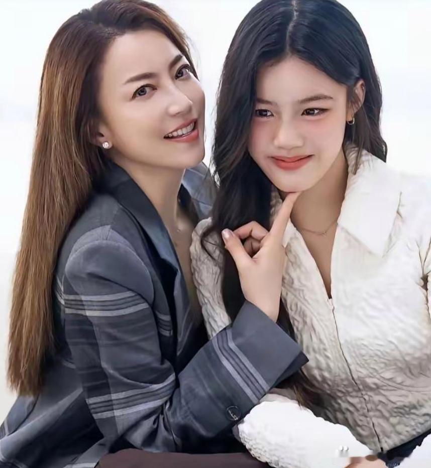 霍汶希晒出女儿的19岁照，全网的反响反倒比预想中沉静不少眼下不少星二代赶着开直播、上综艺、争抢联名资