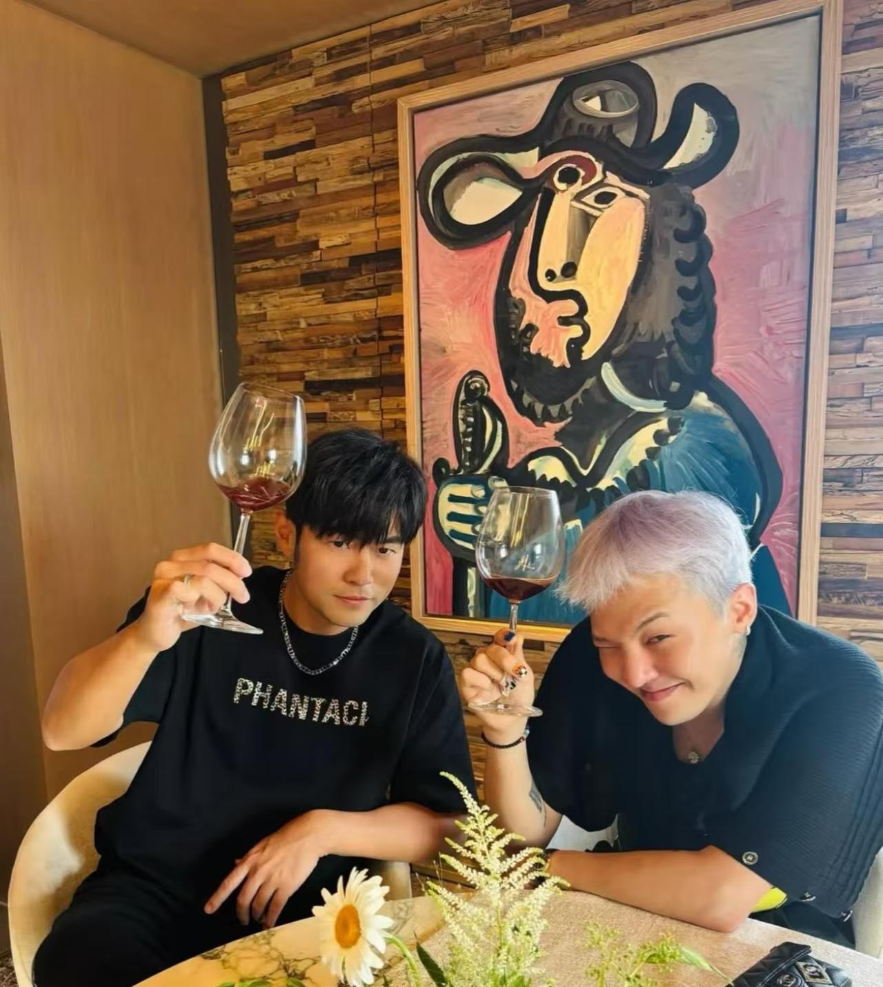 很多人都在好奇，曾经说“华语才是最屌”的周杰伦为什么可以和韩语顶流权志龙成为朋友