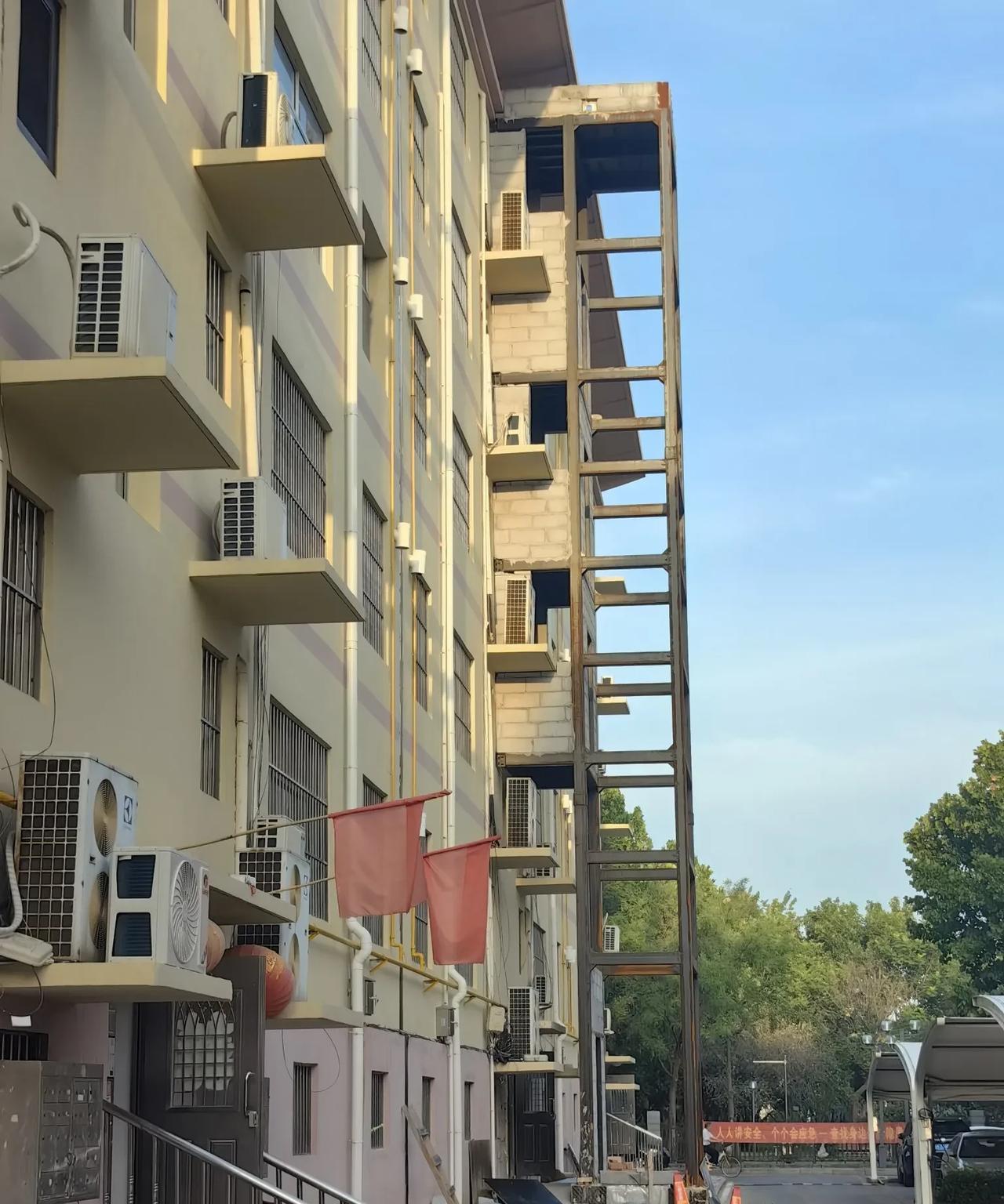 小区里只有一个单元要加装电梯，因为一楼住户的原因，断断续续两年多了，钢架子矗在那