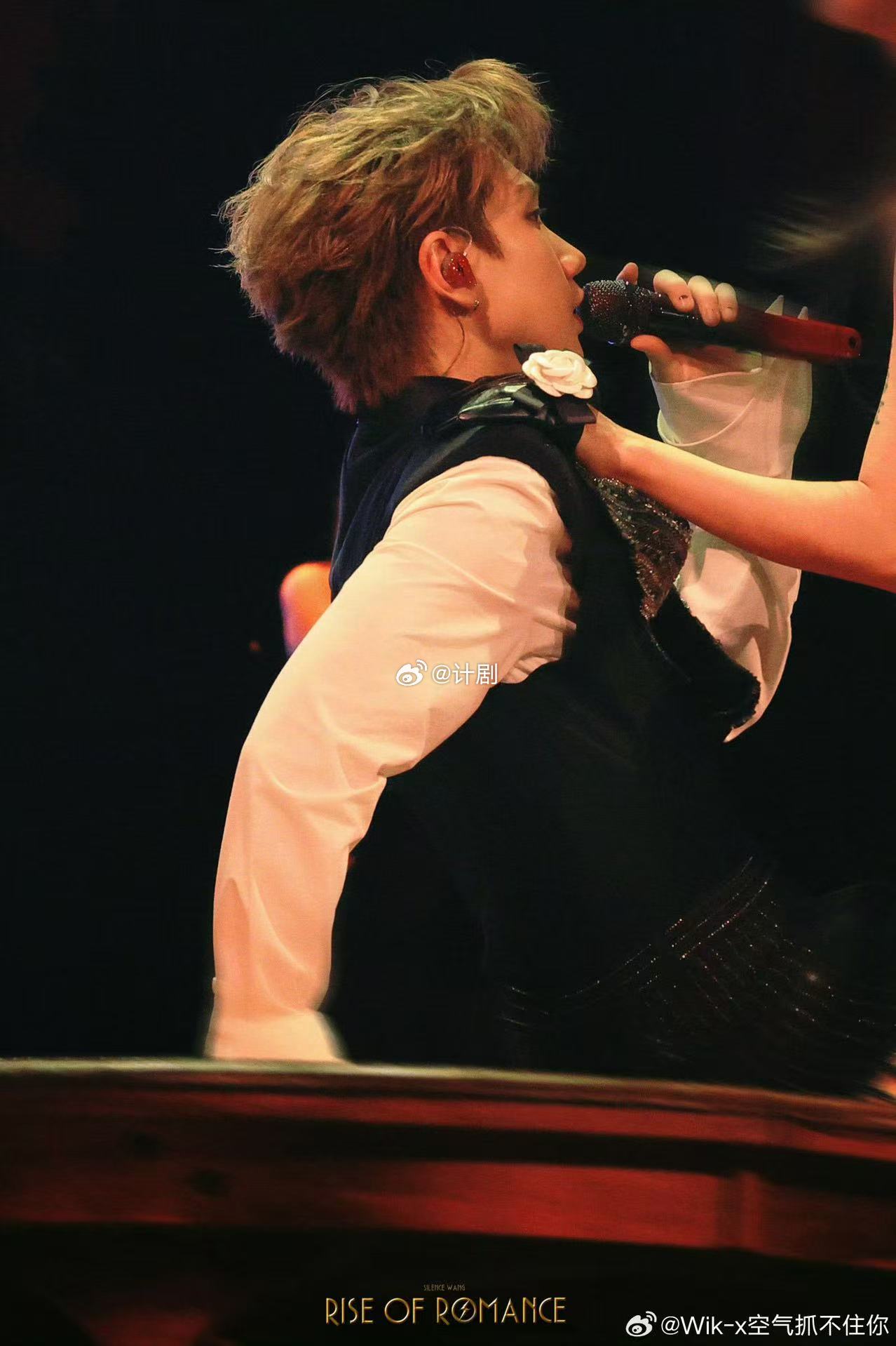 汪苏泷被男粉叫老公的反应他那个我是谁我在哪还没问完，男粉直接抢答你是我老公，汪