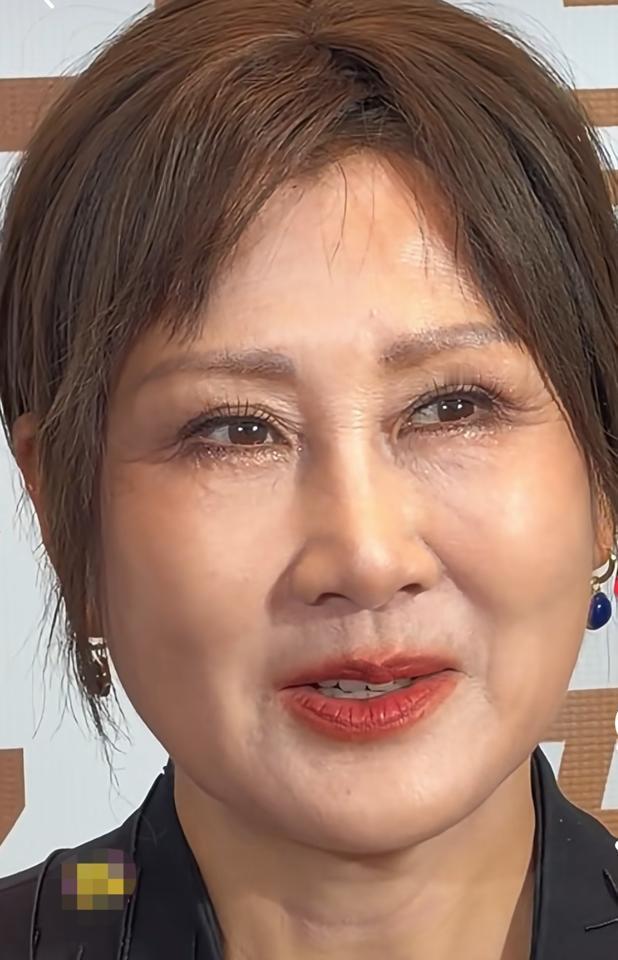 63岁，黑丝短裤恨天高。全网都在问：凯丽，你“疯”了吗？她顶着“国民媳妇”标