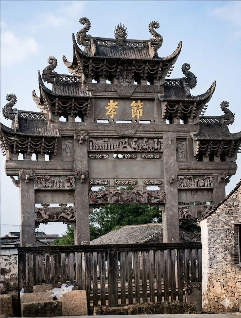 晚清，旧时贞节牌坊，匾额正中醒目镌刻“節孝”二字，整座石坊通体精雕细琢，龙凤、人