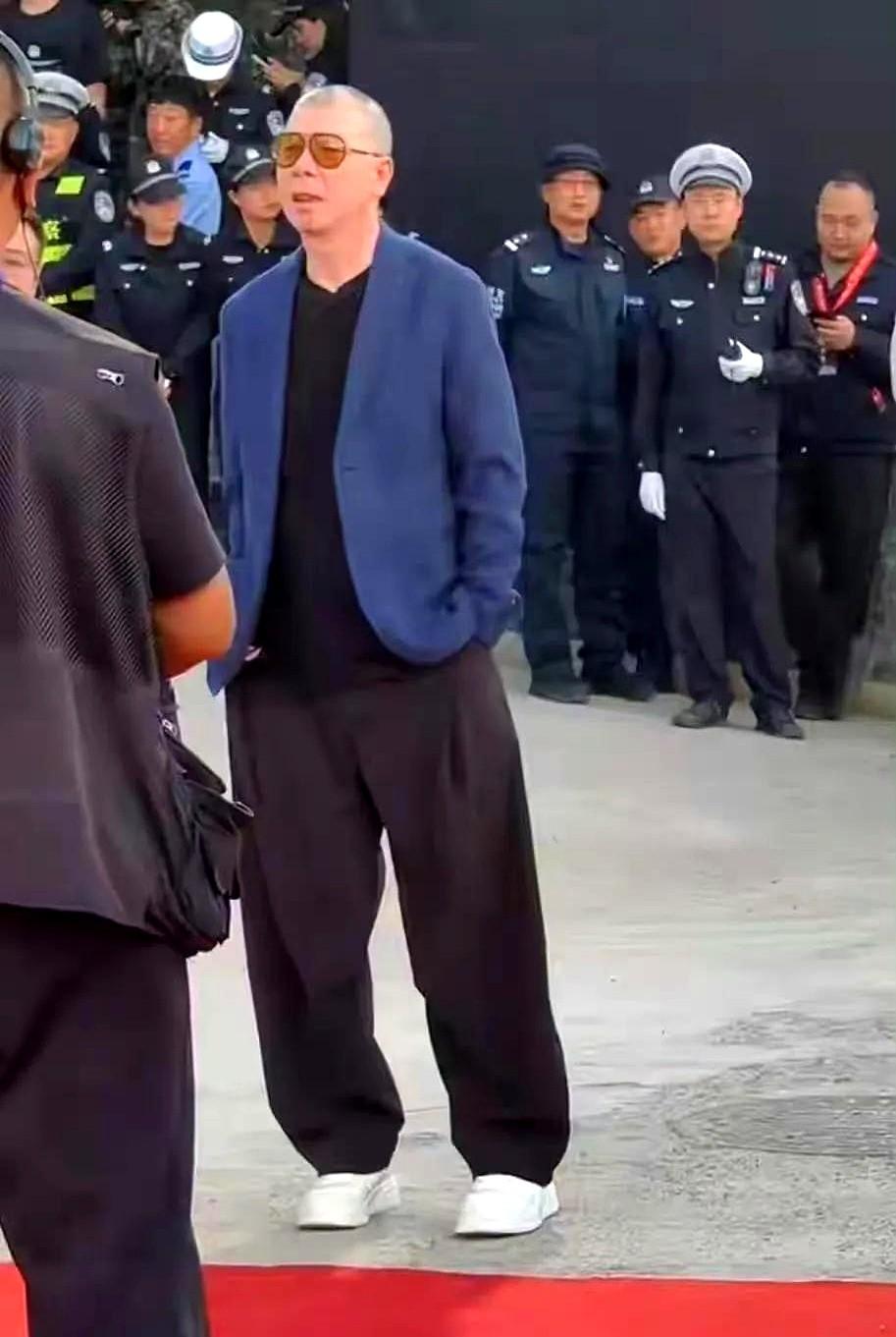 冯小刚最近亮相电影节，往那一站气场真足，寸头戴墨镜，一看就是大腕的样子。早年他拍