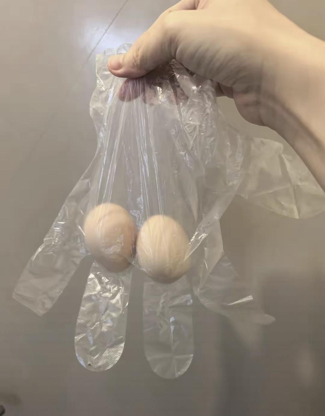 我最近上班都这么吃早餐:蒸两个鸡蛋,拿保鲜袋装着路上吃,偶尔喝杯黑咖啡。一个月瘦