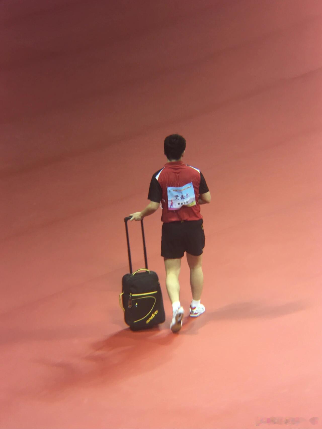 我心之向往的光，是五角星熠熠生辉的星光，亦是樊振东眼底不灭的信仰之光。​​​