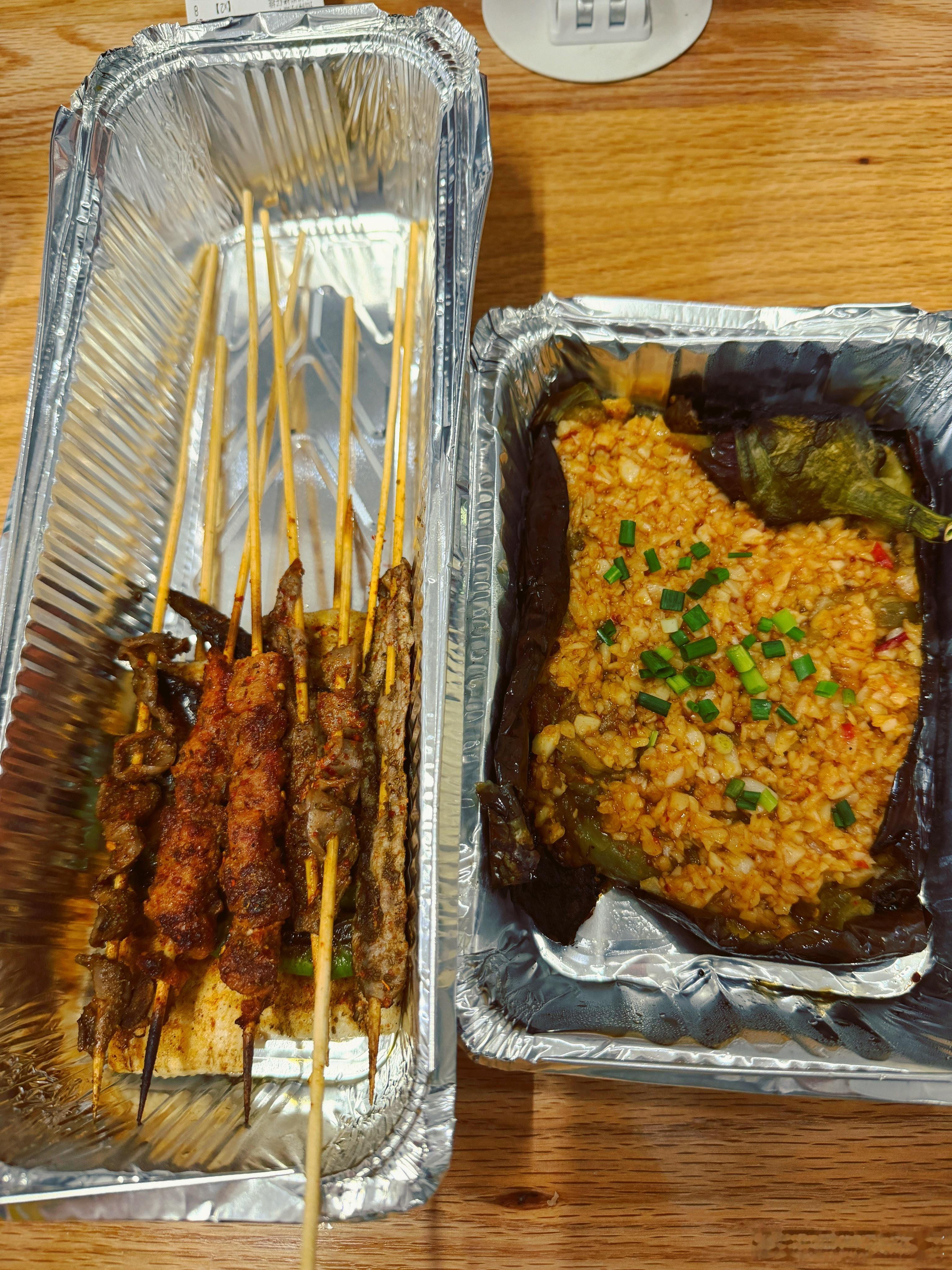 周六晚上的必备项目，哈哈(❁´ω`❁)一份茄子，几双小烧烤——羊肉牛肉仔排