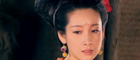 公元655年，武则天难产昏死了过去，产婆问照顾她的姐姐：“保大还是保小?”姐姐瞟