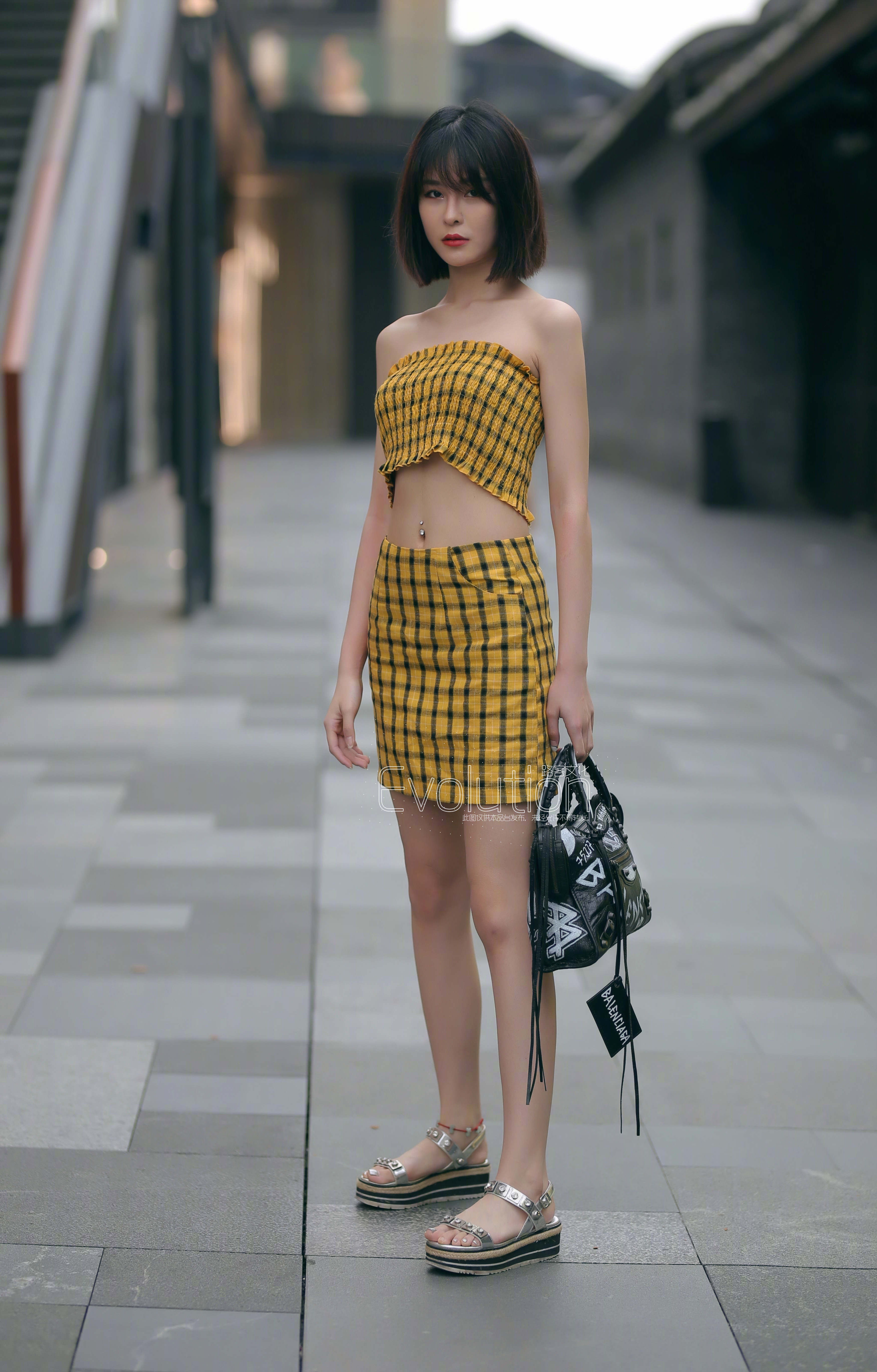 那个时候穿搭还是很敢穿的，现在露出肩膀都是很少见的了​​​