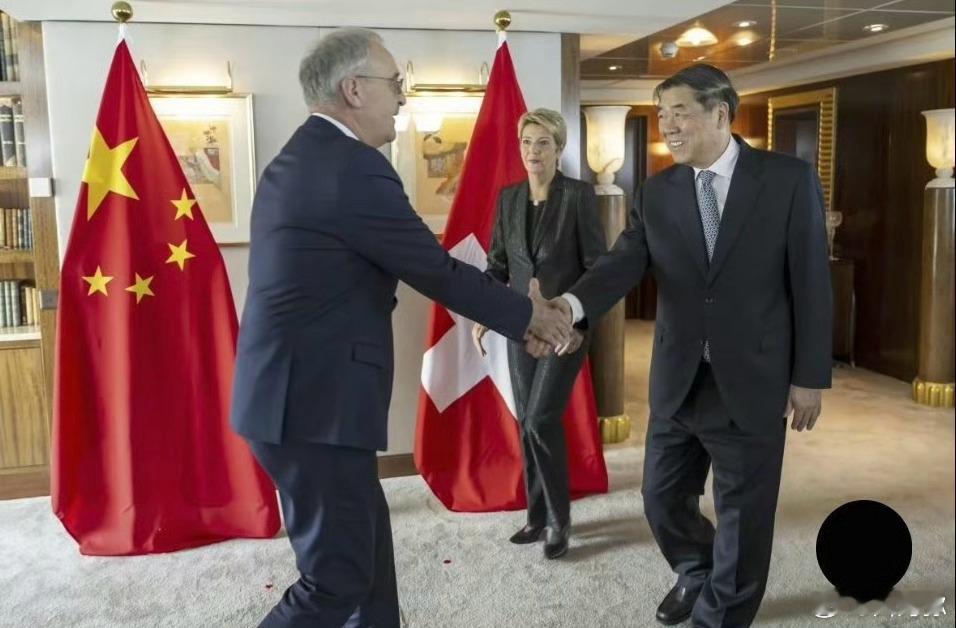 路透社:中美贸易谈判首日结束，历时约8小时，并将于周日继续进行，双方对进展