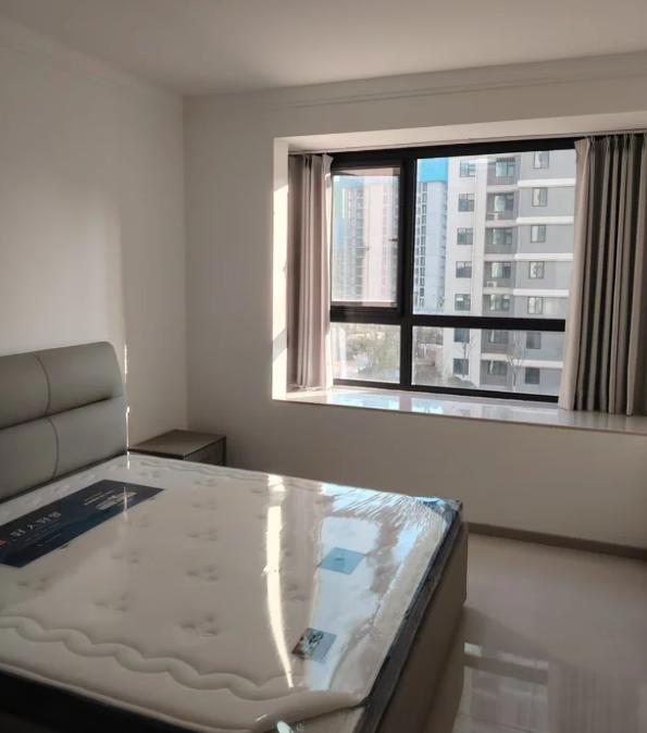 我表姐那套房子挂了整整7个月，连个正经看房的都没有。她天天骂中介不推，骂市场太冷