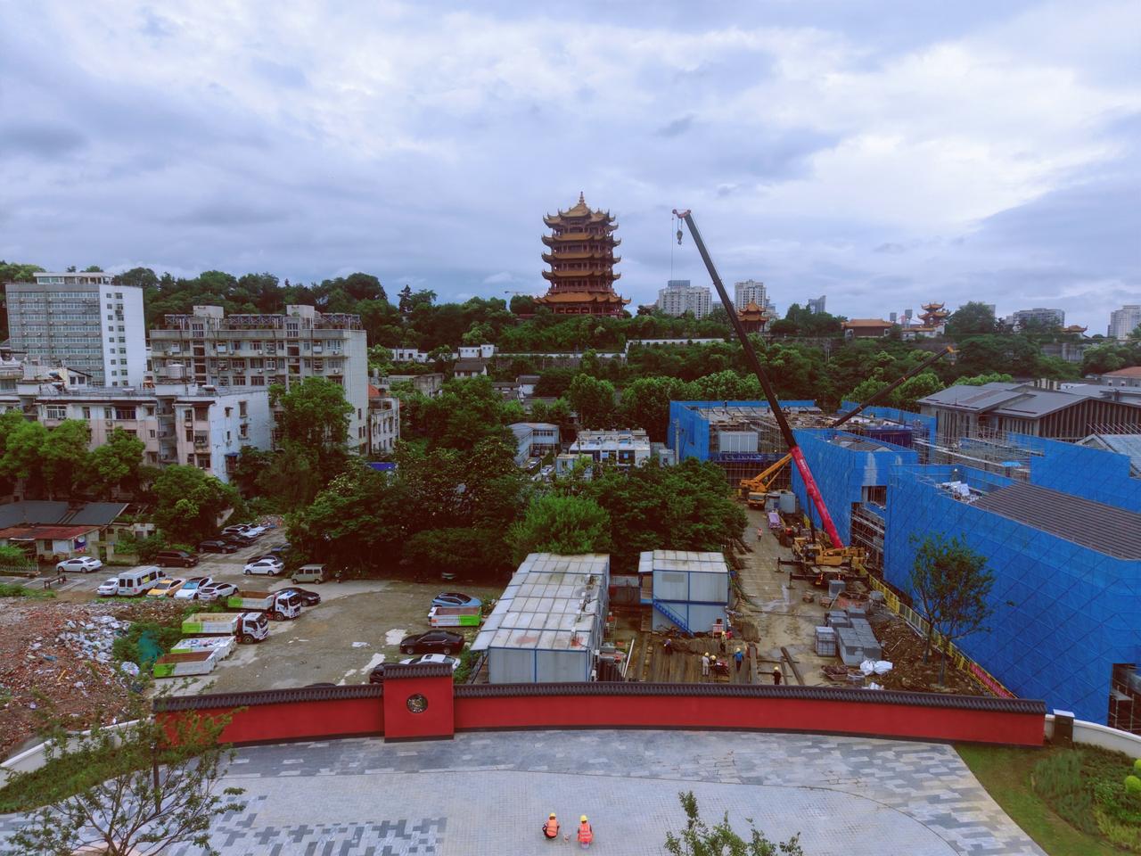武昌黄鹤楼网红新红墙施工进入收尾，将于本月内开放，打卡直接乘武汉地铁5号线到司门