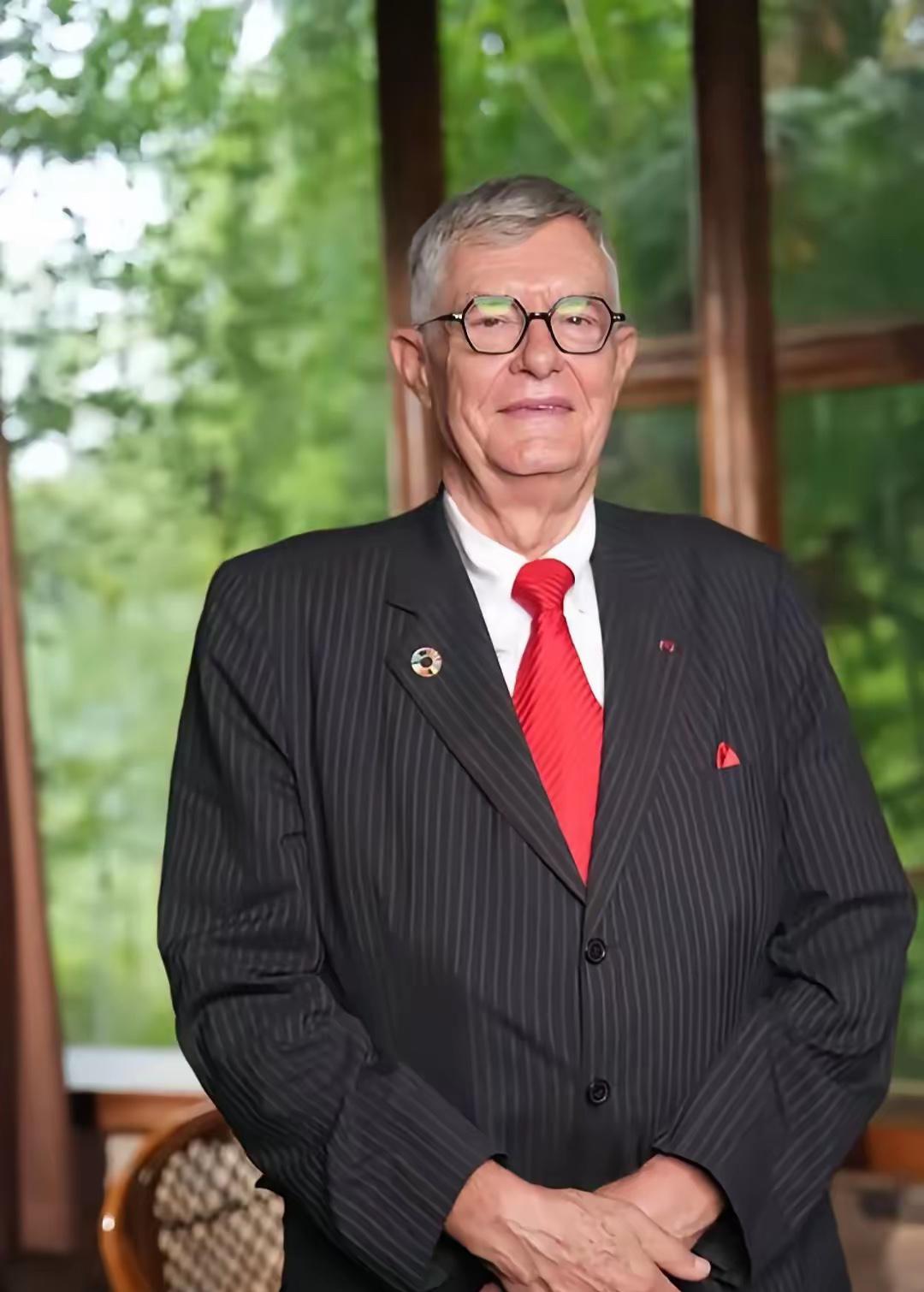 疯了！比利时前大使不当，跑去云南深山开荒种地？图啥？这老头，脑子是不是有病？