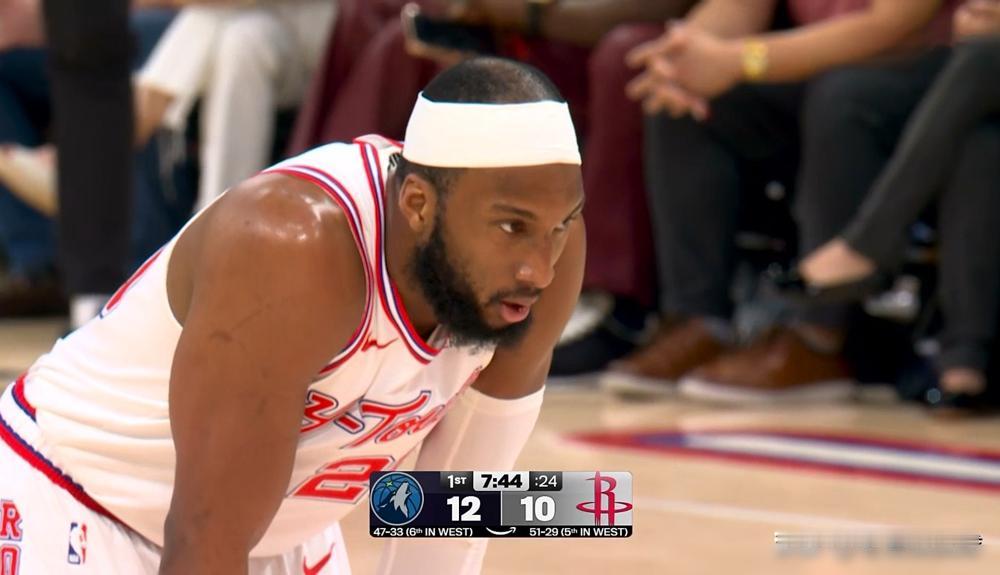 3投0中，2分。奥科吉这三记砸在篮筐上的闷响，瞬间扯下了火箭队最后的遮羞布。