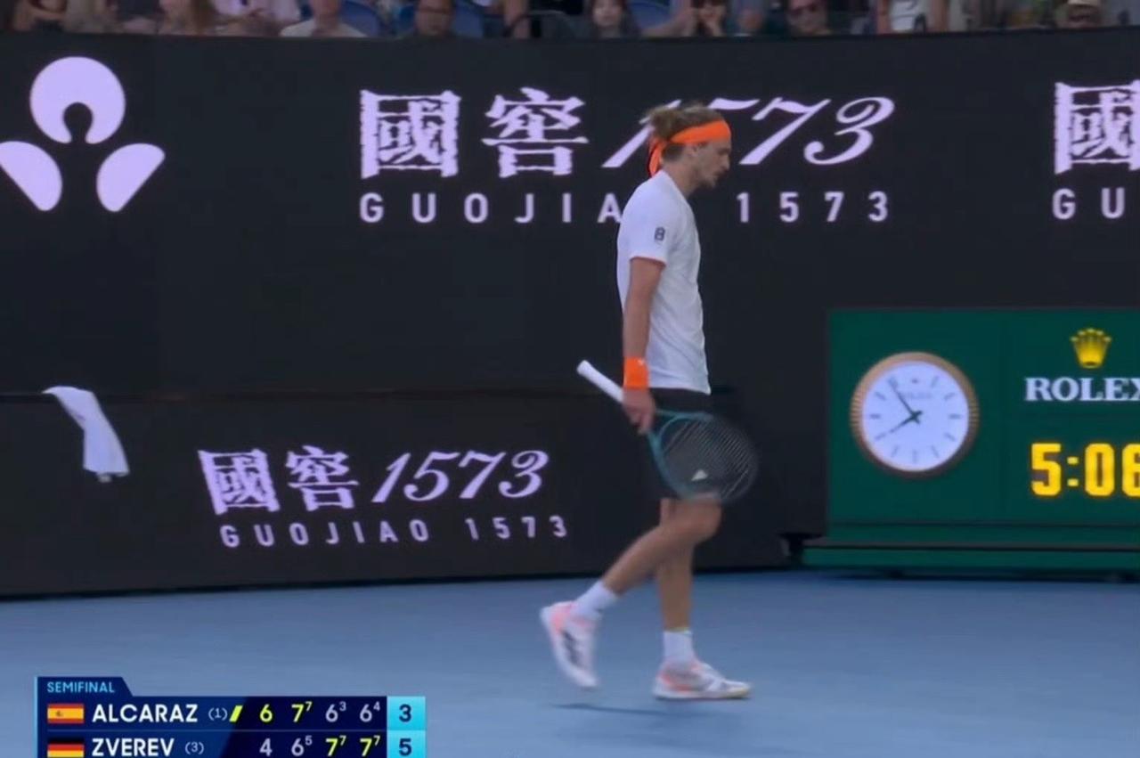 阿卡有点胜之不武……为什么受伤害的总是弱势群体？回过头来看看，阿卡当时应该只是