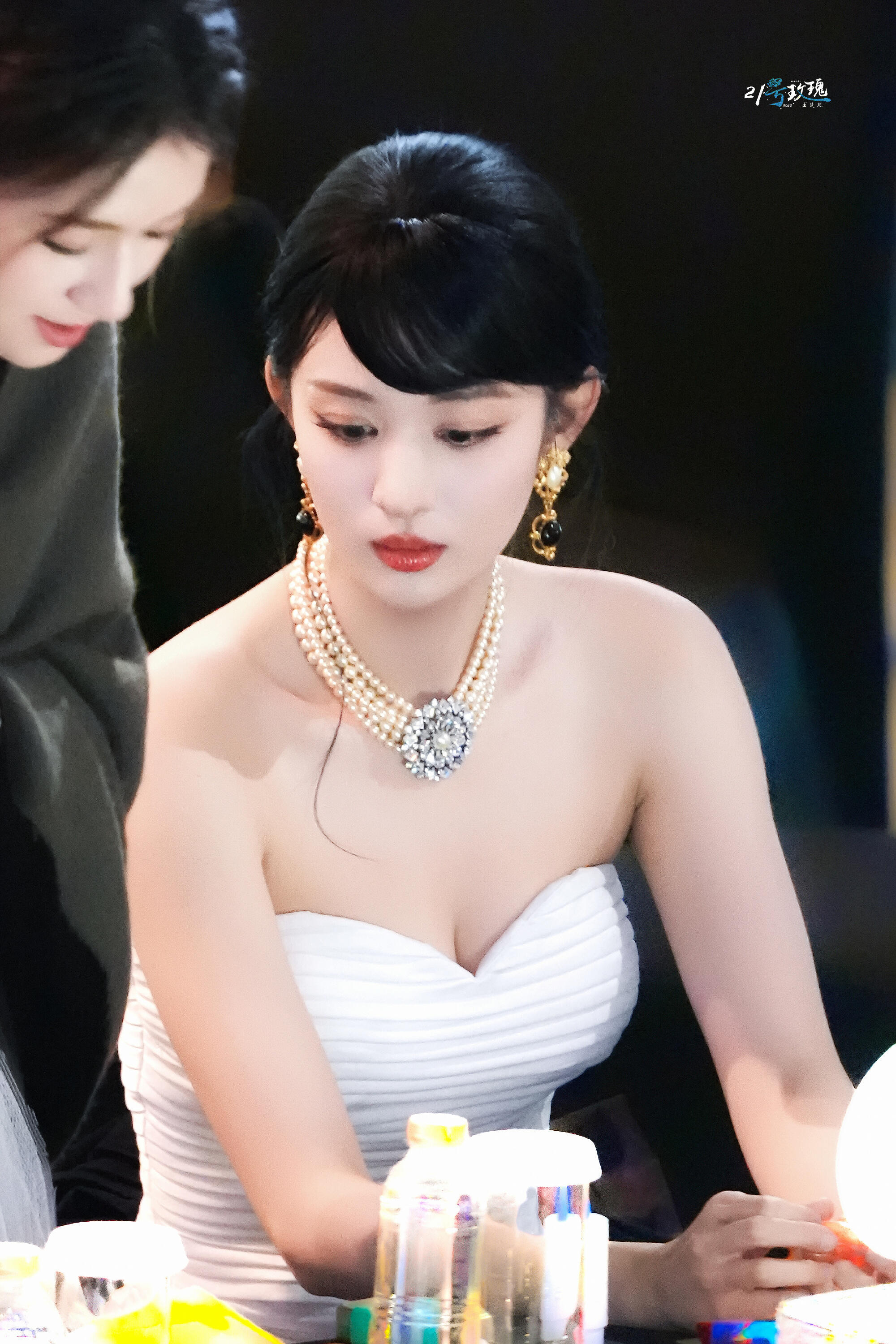 王楚然提抹胸礼服基础，发型基础，脸就不基础，今天的🚢是美神降临。