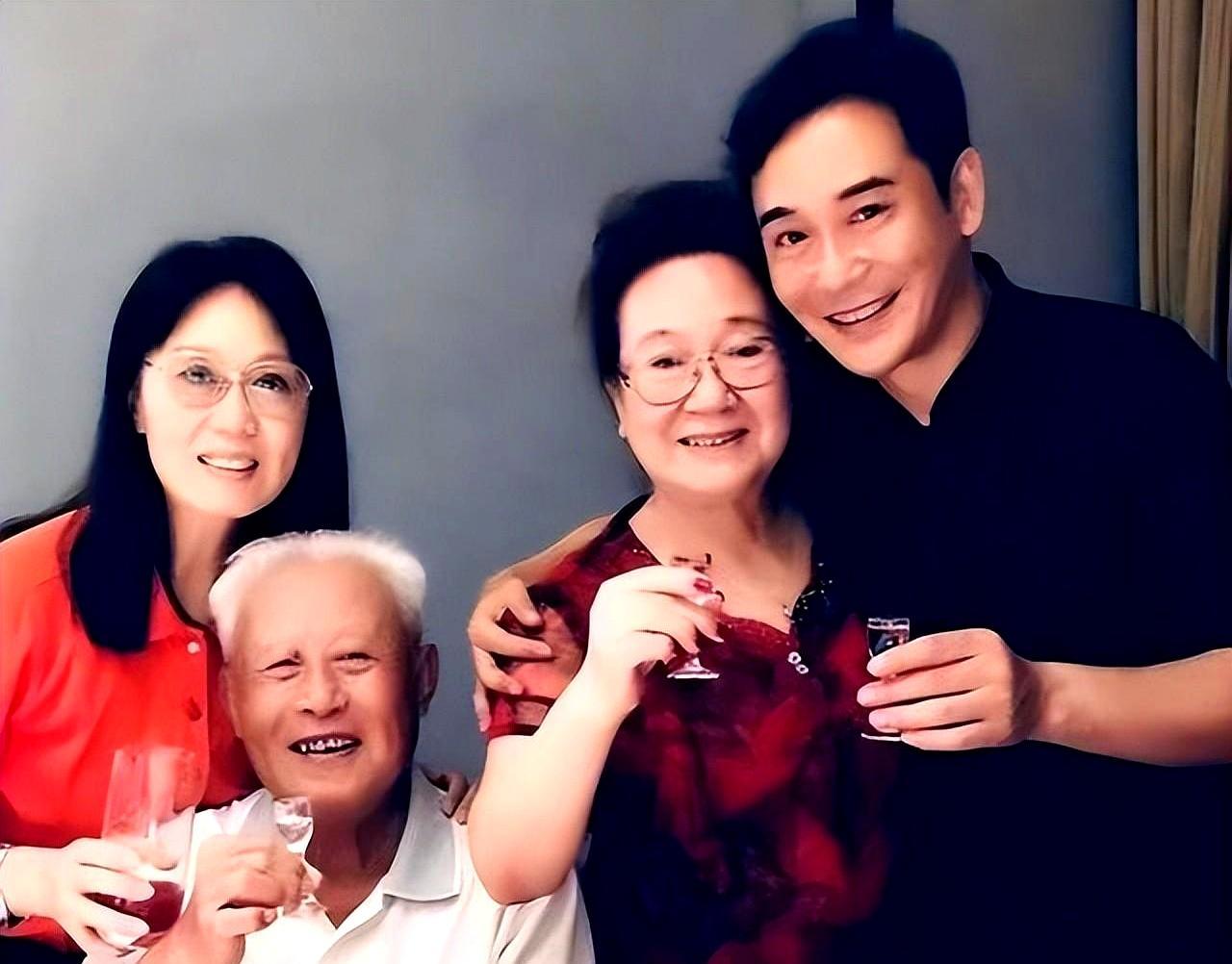 “终于把她熬老了”，64岁吴琼再穿婚纱，小15岁丈夫蹲地为她理裙摆。镜头外