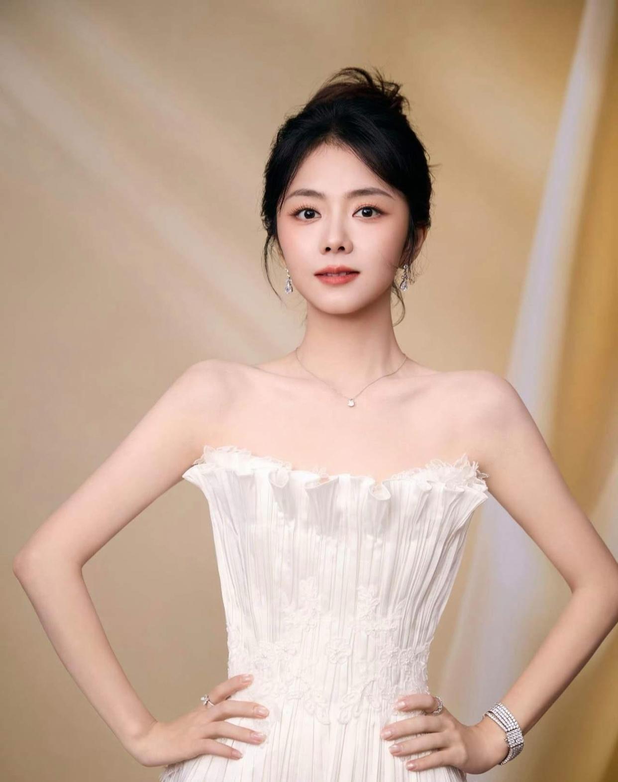 1.谭松韵和刘学义在新剧中仅有一场吻戏，是导演觉得现场氛围恰到好处，临时新增的戏份。2.张佳宁早已和