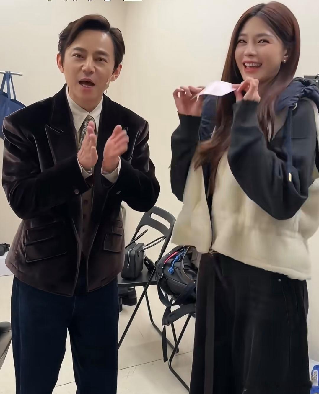 沈梦辰去看何炅新话剧，黄磊主动握手，老朋友相聚格外开心。何老师的新作品开始巡演，