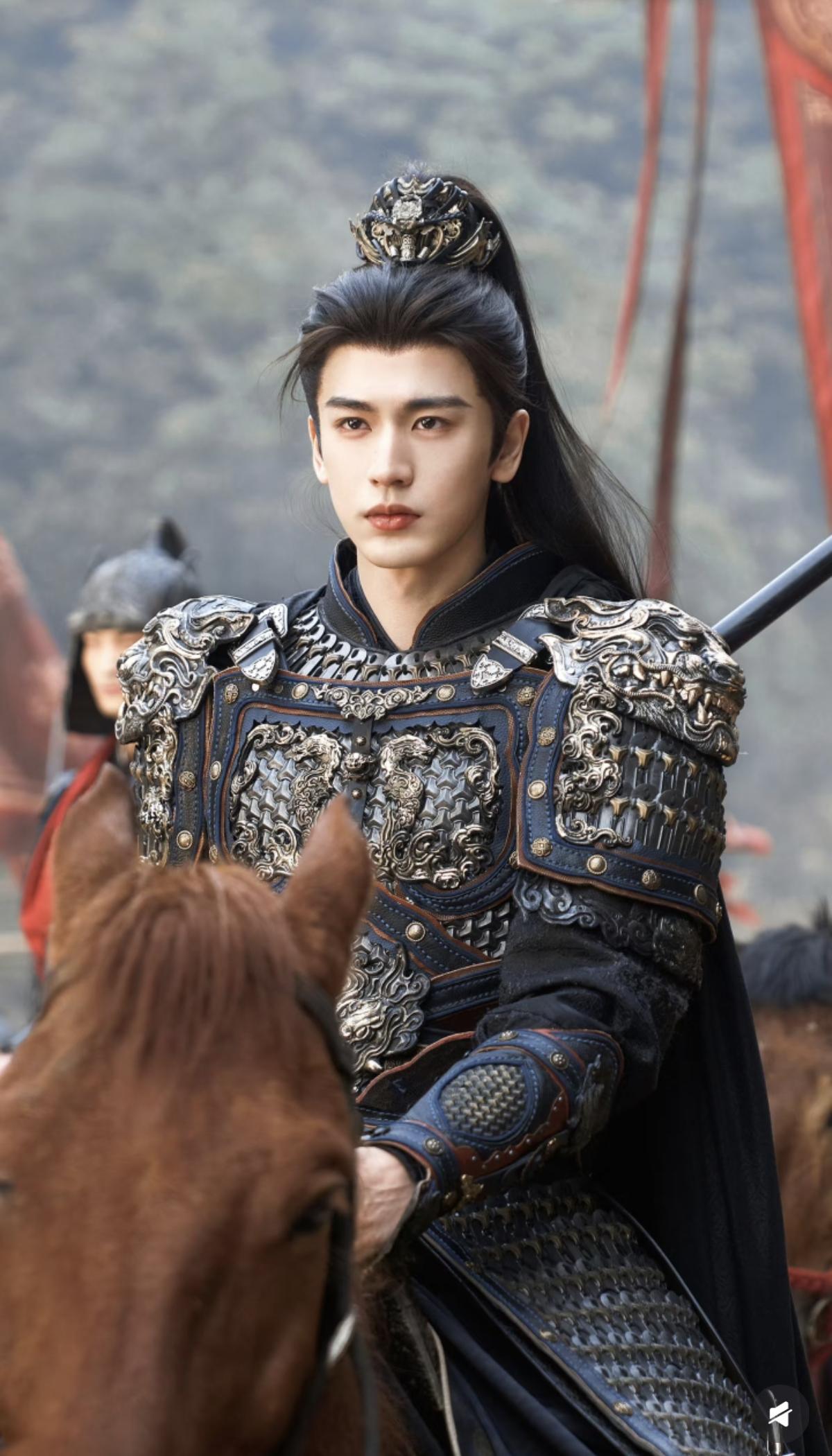 我要是张凌赫，现在最该做的只有这三件事：1、管理好自己家的粉丝，别让网暴再进行