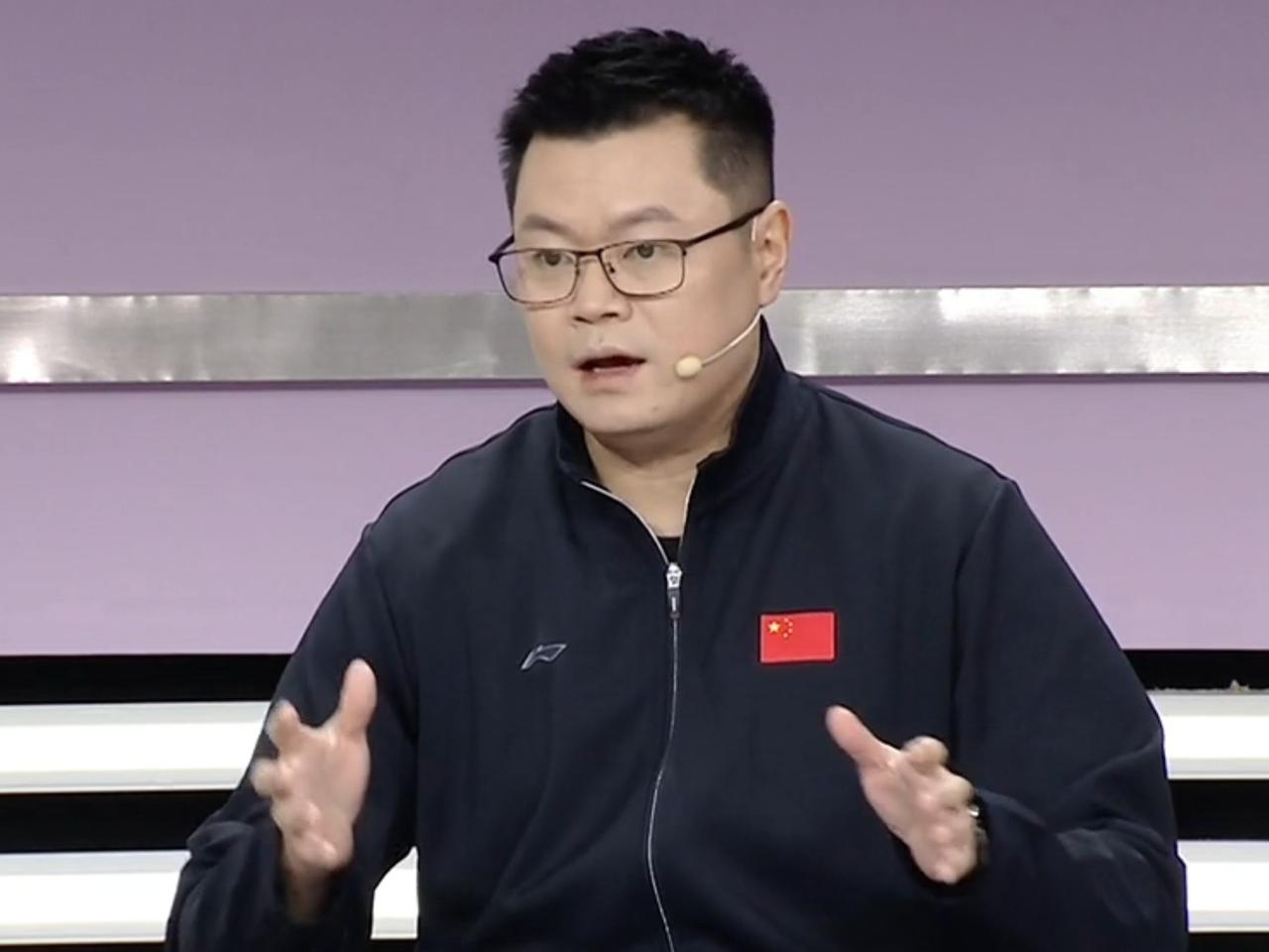 侯英超说：梁靖崑跟向鹏这场内战有点像是拆盲盒，从整体实力上来讲，梁靖崑的经验和