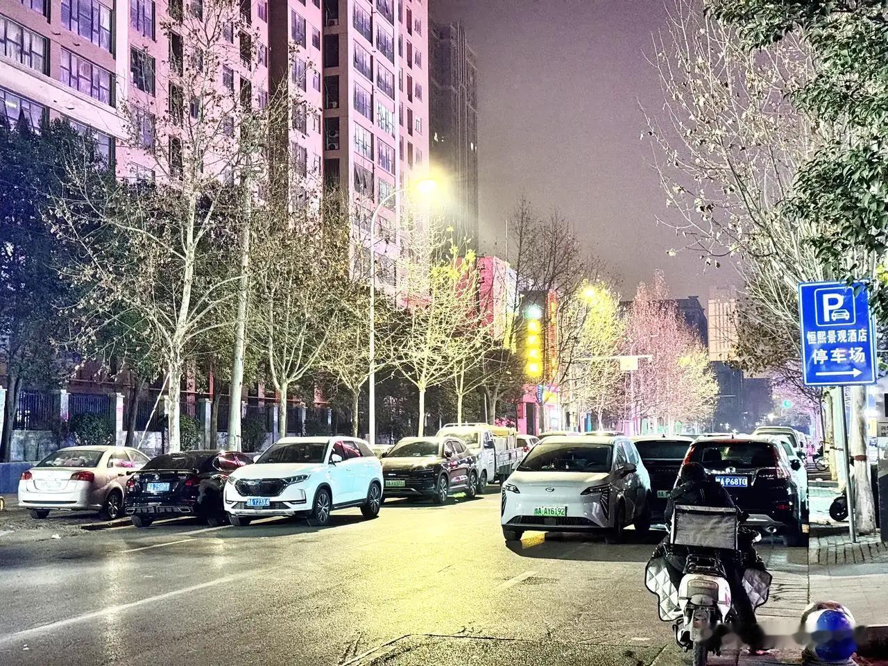 都堵成啥了，郑州别搞路边停车位啦！临时停车还变成固定收费，还路于民吧。郑州路边临