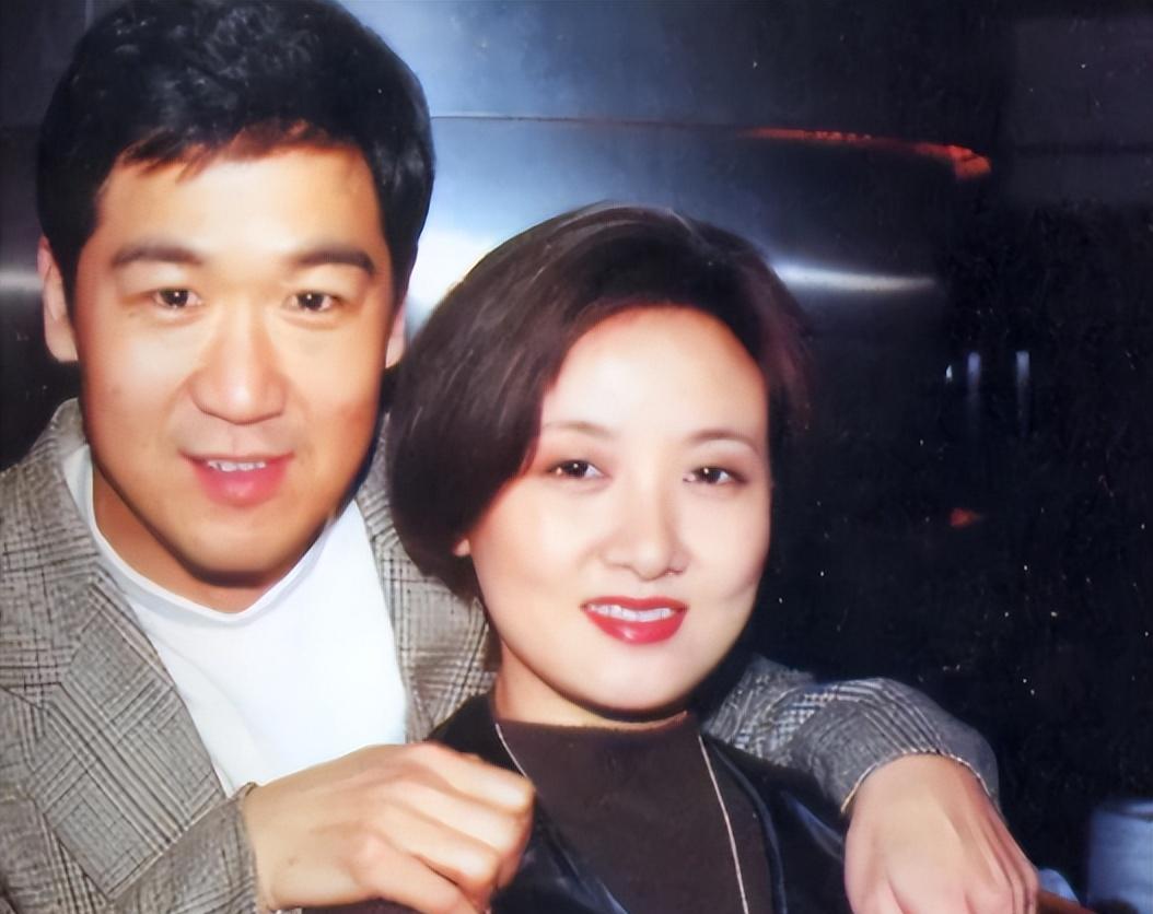 1988年寒冬，张国立对结婚6年的发妻罗秀春说我们离婚吧！没想到罗秀春不哭不闹，