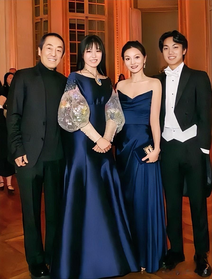 张艺谋一家“四口”，看到儿子和女儿都比他高，他真是打心里高兴！张艺谋虽不是最
