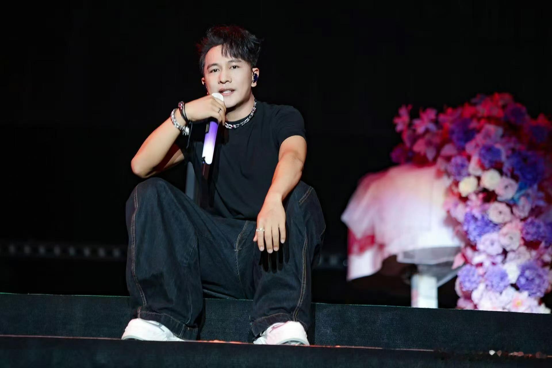 欢子为何退赛很多发生在后台的真实经历，如果没有镜头记录，就仿佛从未发生。备赛阶段