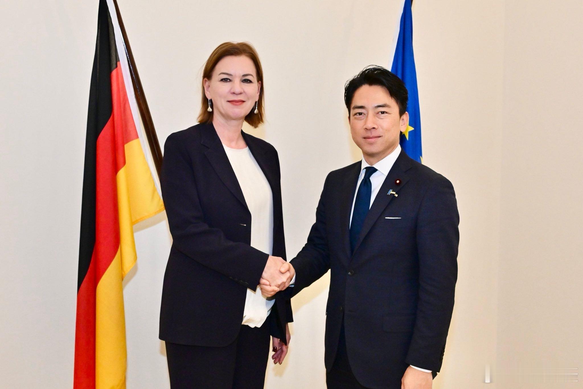 小泉进次郎给德国大使介绍“雷达照射”！🤡当它阐释观点时，德国大使或许尤其能意识