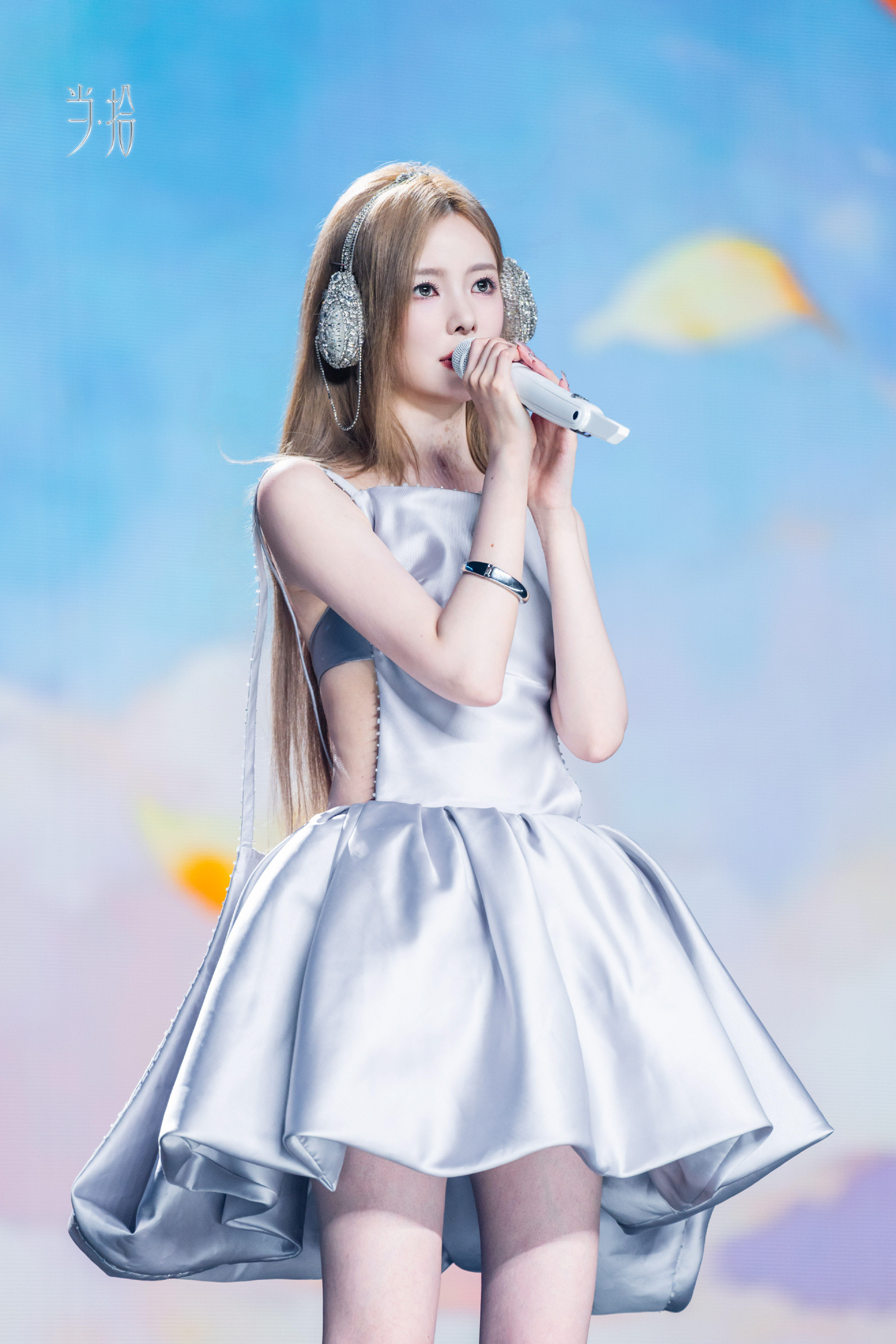 陈卓璇和妈妈再次同台陈卓璇当拾巡回演唱会这件衣服太好看了超级喜欢这件