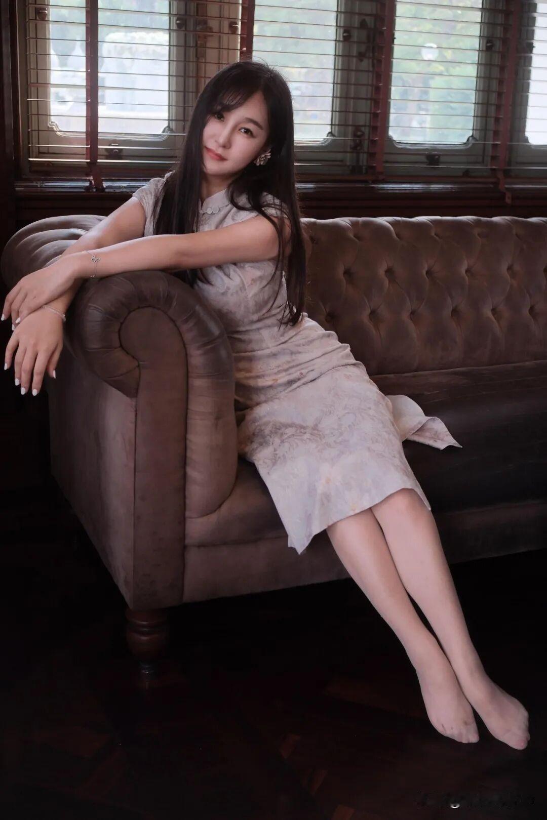 复古风穿搭，优雅坐于复古沙发上，散发迷人魅力。