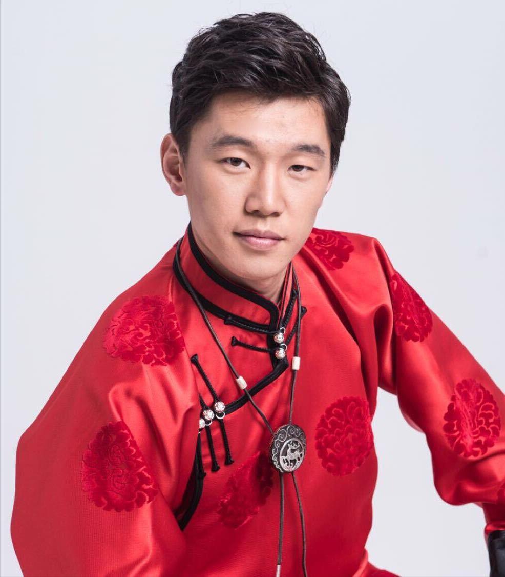 亲妈嫌弃家里穷，生下来两个月就跑了，连一口奶都没多喂，三十多年后，傲日其愣管继母