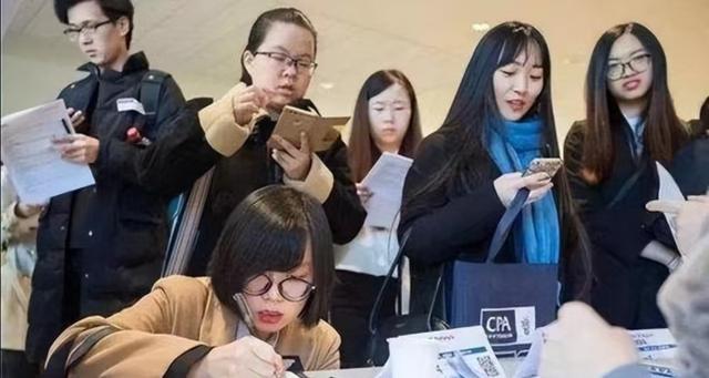 砸百万镀金回国即失业！海归考公被全面封堵，时代真的变了🔥2025年，无数