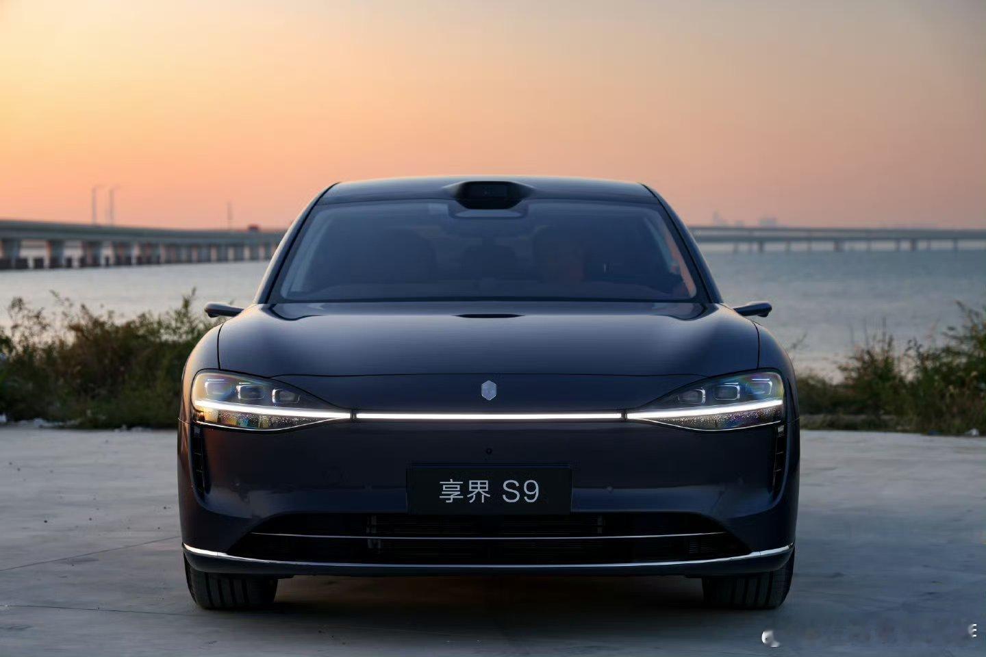 鸿蒙智行享界S9凭借全面越级的产品力和超高性价比，在预售期引发市场热潮，被广泛评