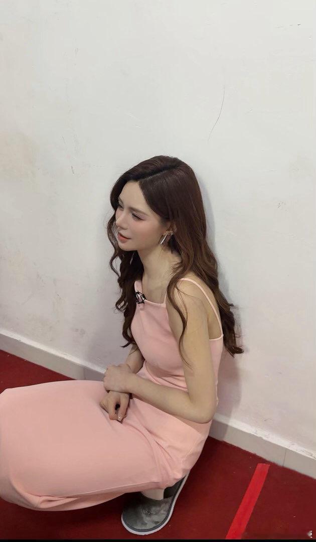 沈梦辰回应热搜漂亮裙子配丑鞋格局拉满！被网友吐槽裙子鞋子不搭，沈梦辰坦然接下话题