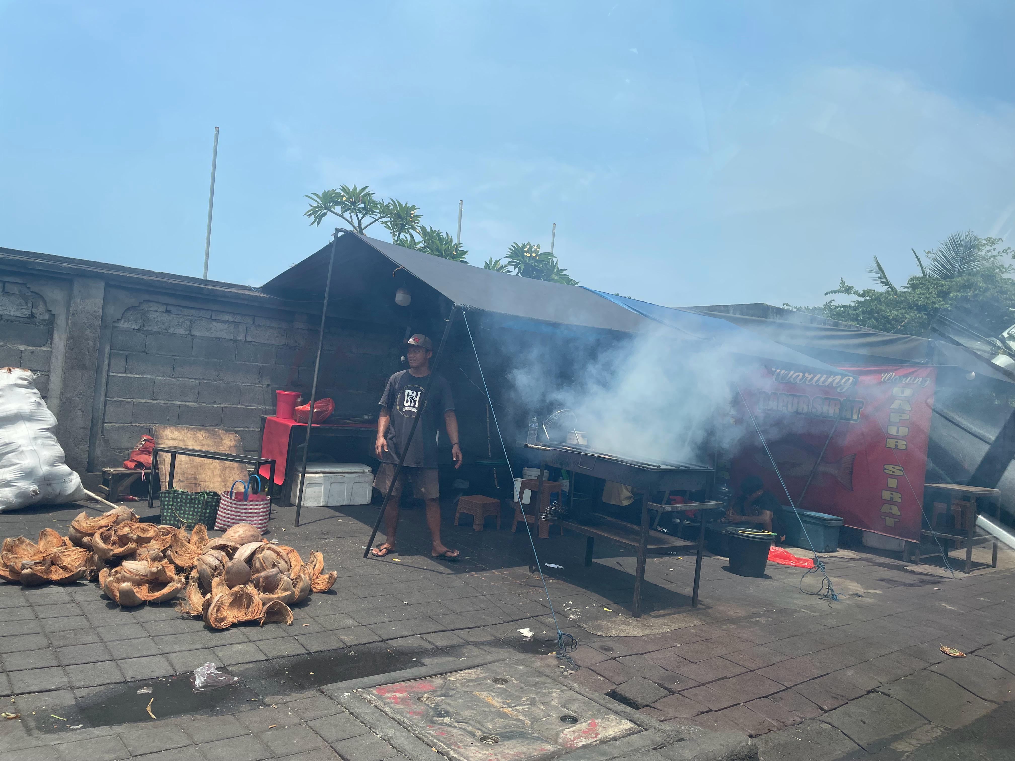 巴厘岛本地人用椰子壳代替碳，用来做烧烤，不知道味道如何。我不记得在海南有见过这样