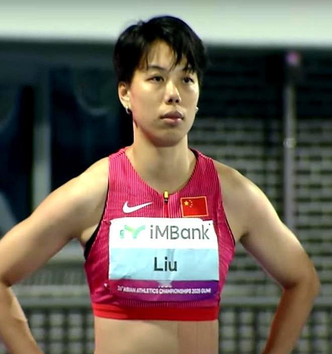 文章聚焦女子跨栏比赛，对比了两位运动员。一个是赛前被看好的武燕妮，性格张