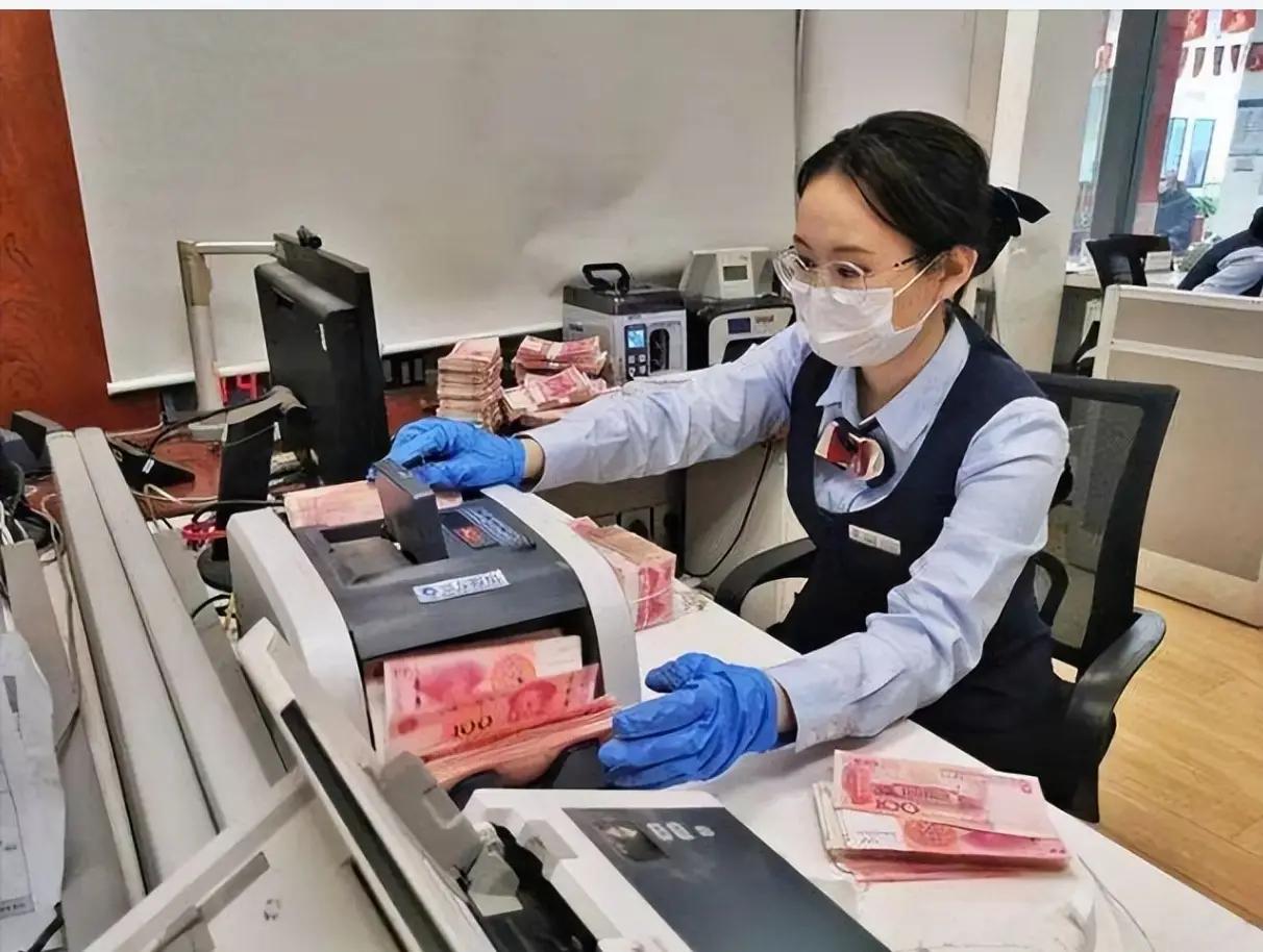 有位银行行长说:"一个很扎心的事实，假如你手里有100万存款，根本没必要去买